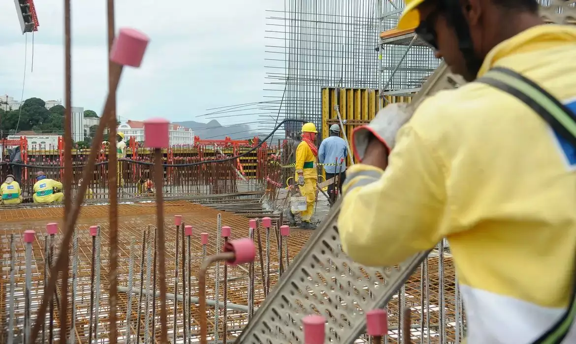 Guerra no Oriente Médio pressiona custos da construção civil no Brasil