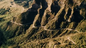 Serra do Corvo Branco impressiona com corte de 90 metros e origem vulcânica em SC