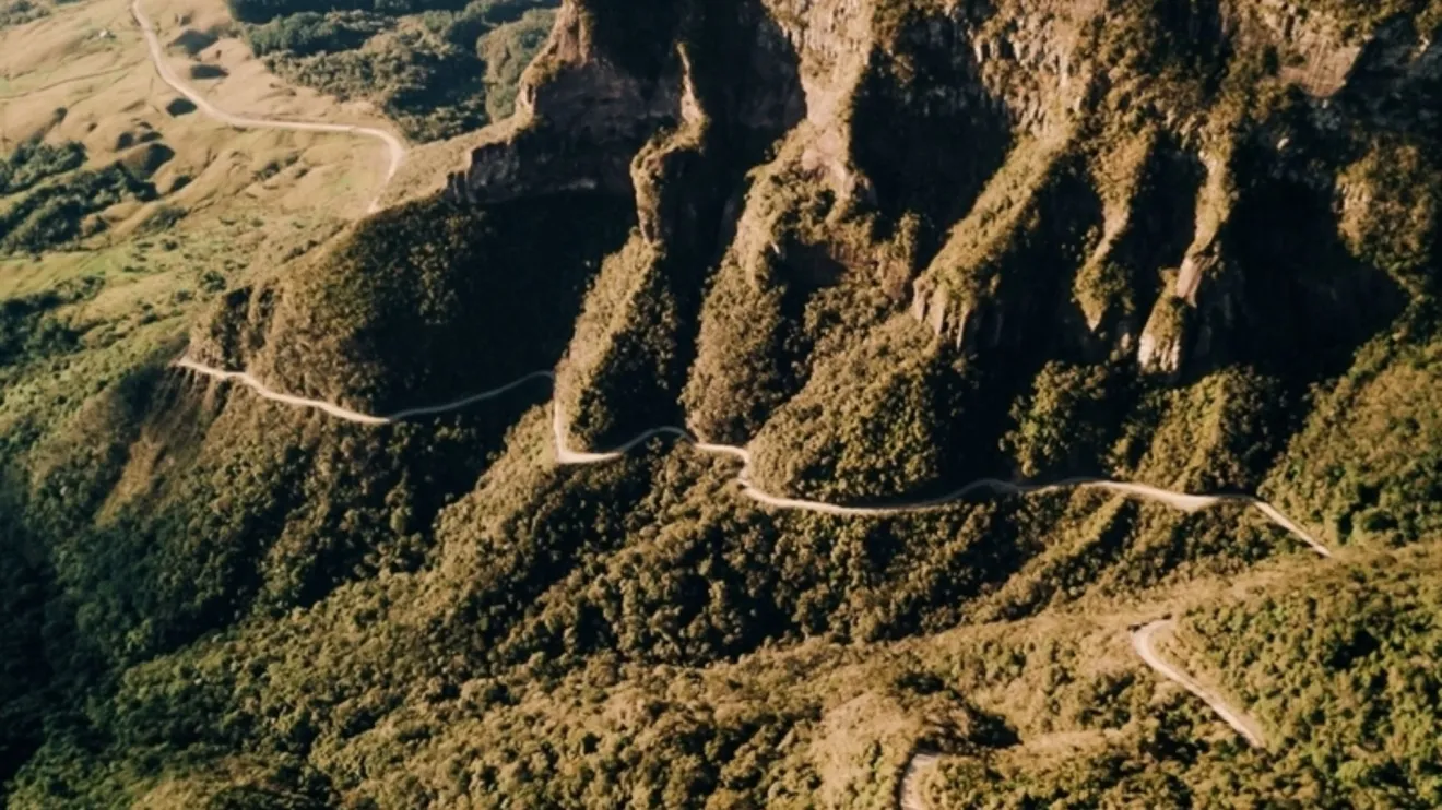 Serra do Corvo Branco impressiona com corte de 90 metros e origem vulcânica em SC