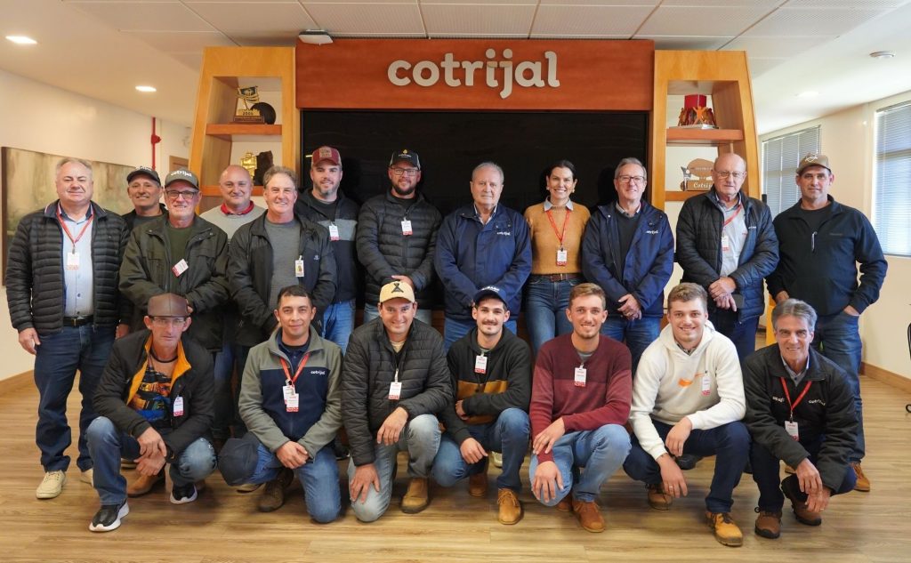 Associados da região de Vera Cruz conhecem de perto a estrutura e os projetos da Cotrijal