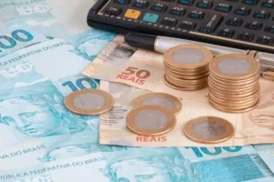 Crédito bancário cresce 0,3% em abril, enquanto juros e inadimplência seguem em alta no Brasil