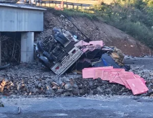 Caminhão despenca de ponte na BR-386 entre Tio Hugo e Soledade