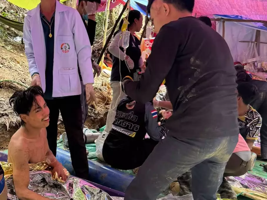 Operação retira 5 pessoas de caverna inundada no Laos após 10 dias isolados