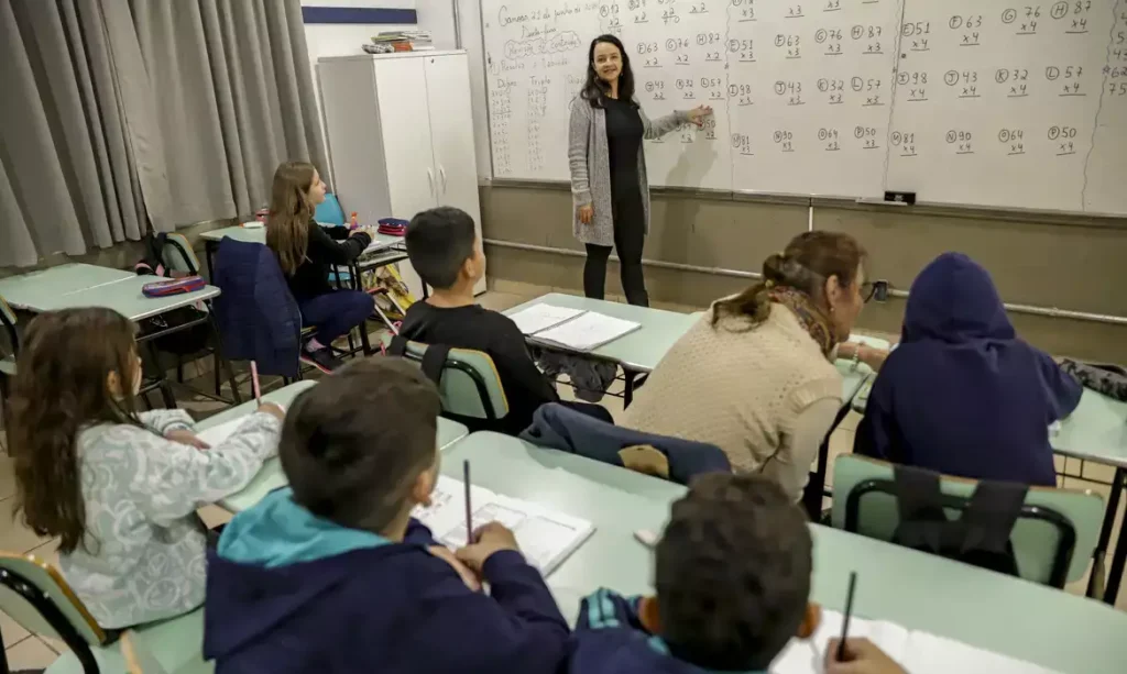 Senado aprova aumento do piso salarial dos professores para R$ 5.130