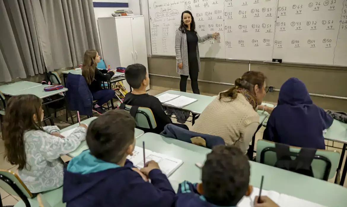 Senado aprova aumento do piso salarial dos professores para R$ 5.130