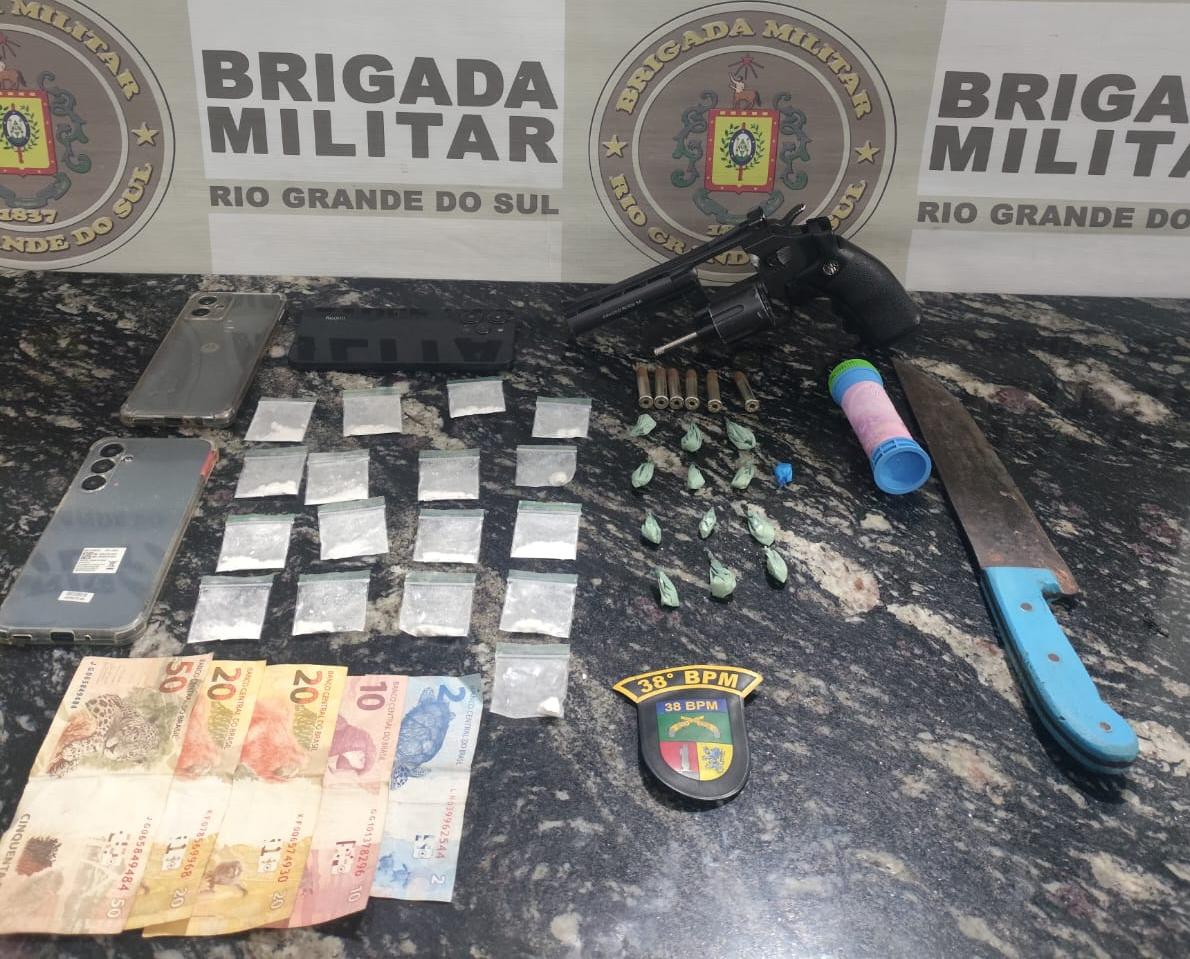 Brigada Militar prende homem por tráfico de drogas, ameaça e posse de simulacro em Soledade