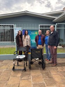 Rotary doa cadeiras de rodas para Secretaria de Saúde de Não-Me-Toque