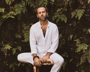 Sesc Carazinho recebe show do músico paulista Marcelo Jeneci