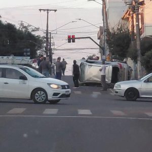Acidente causa capotamento em Não-Me-Toque
