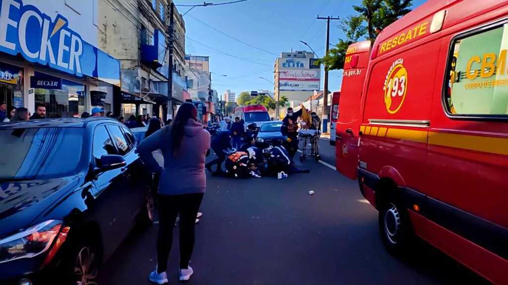 Atropelamento deixa duas mulheres feridas na Avenida Flores da Cunha, em Carazinho