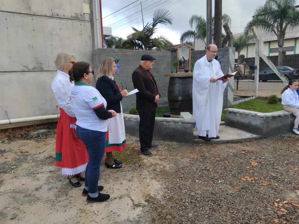 Associação Cultural Ítalo-Brasileira de Não-Me-Toque inaugura capitel com imagem de São Francisco de Assis