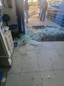 Atendimento da Corsan é vandalizado por cliente revoltada em Passo Fundo