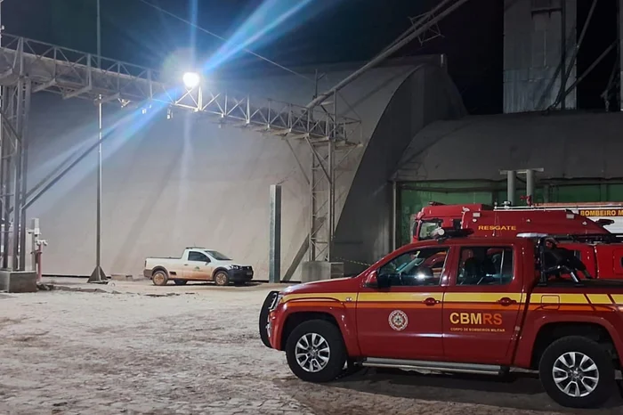 Bombeiros buscam por funcionário soterrado em armazém de soja em Tapera