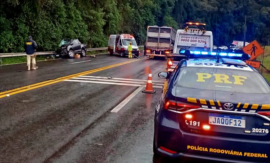 Casal morre após caminhonete invadir pista contrária e atingir ônibus na BR-386