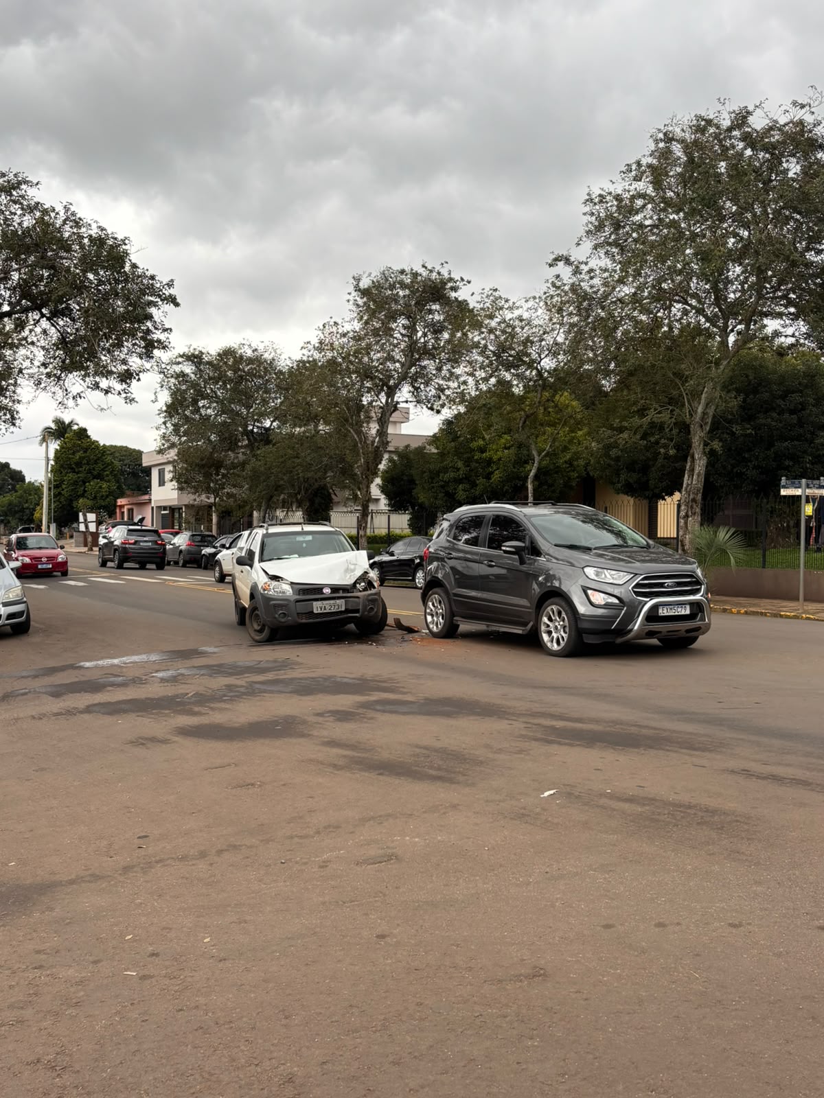 Colisão entre dois veículos deixa homem ferido no centro de Não-Me-Toque