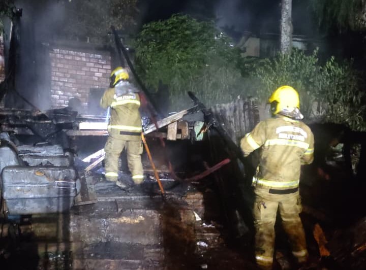 Incêndio destrói residência e mobiliza Bombeiros em Carazinho