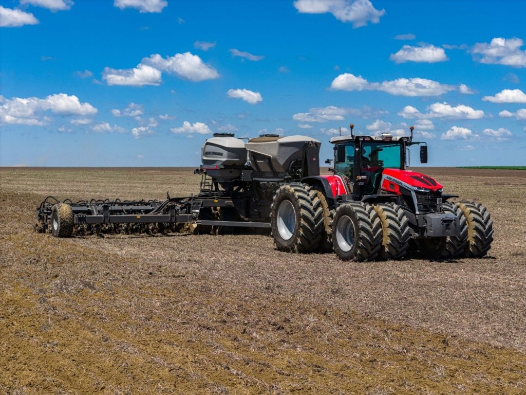 Massey Ferguson destaca portfólio tecnológico para médias e grandes operações na Bahia Farm Show