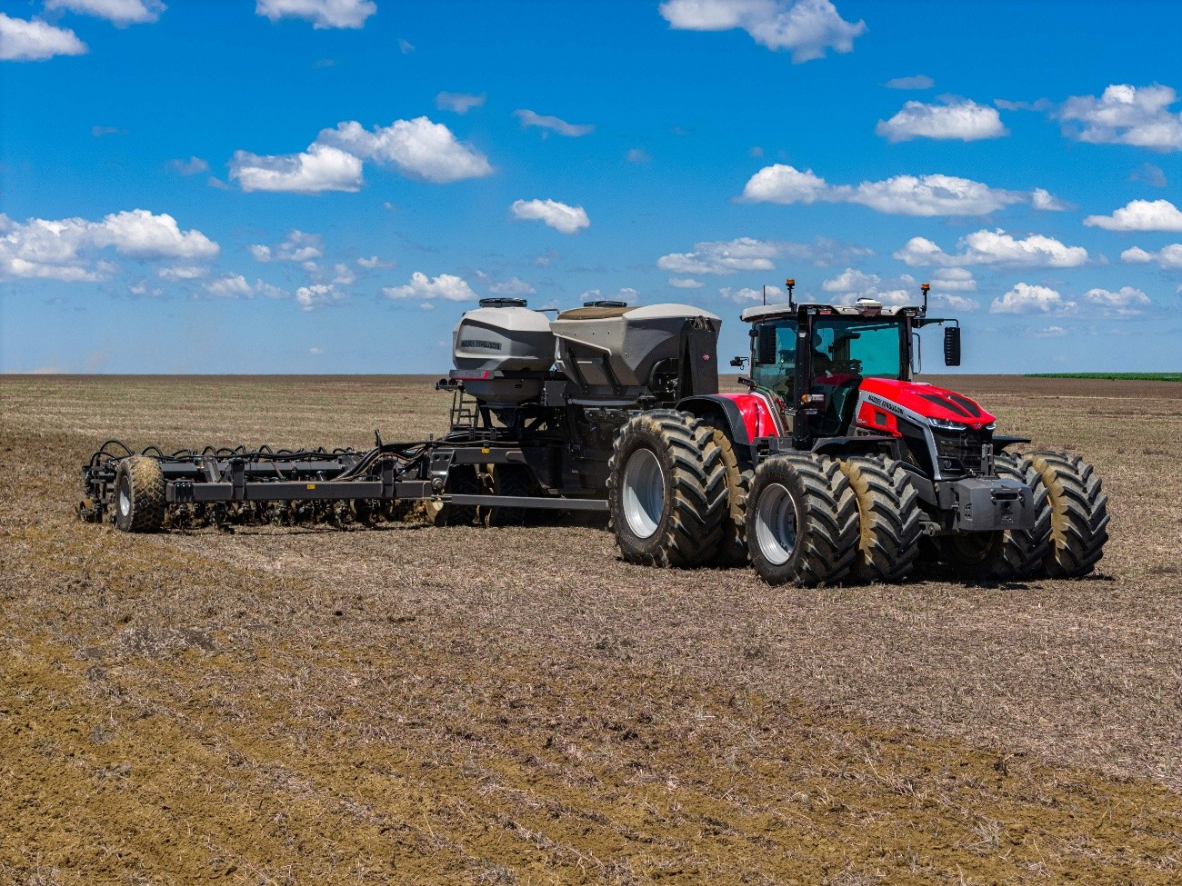 Massey Ferguson destaca portfólio tecnológico para médias e grandes operações na Bahia Farm Show