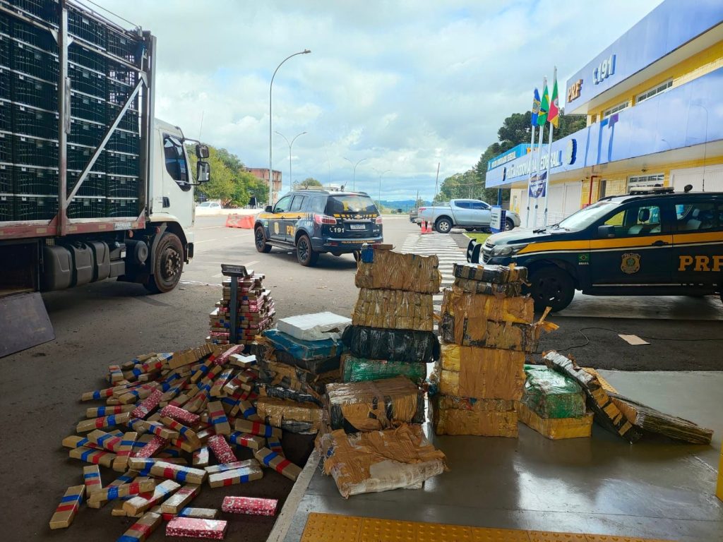 PRF apreende caminhão com quase uma tonelada de maconha e pistola com seletor de rajada em Passo Fundo