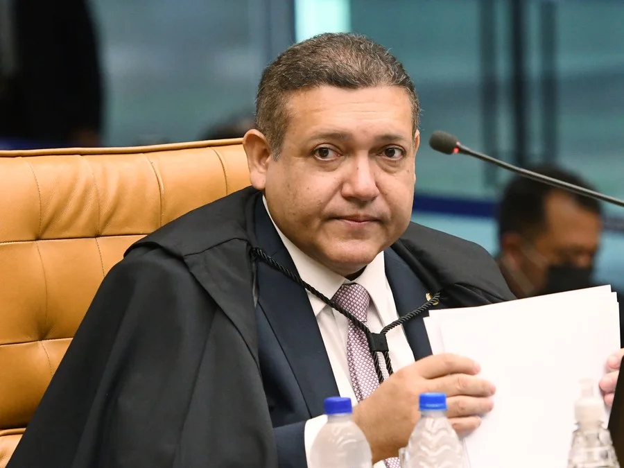 Ala do TSE critica decisão de Nunes Marques de sustar pesquisa e caso pode parar no STF