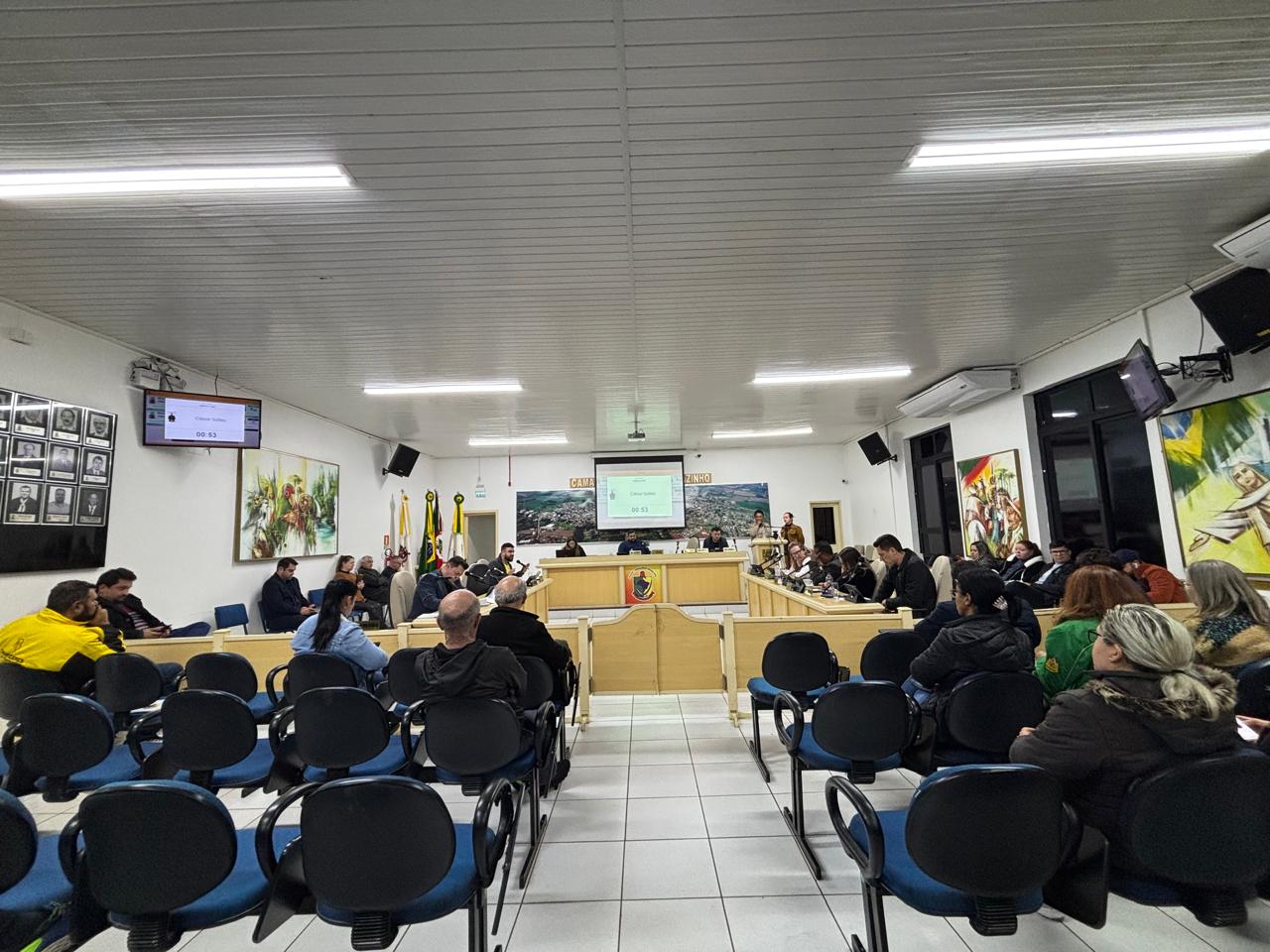 Sessão da Câmara é marcada por esclarecimentos na Tribuna Livre e aprovação de projetos