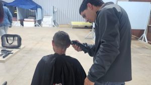 Barba e cabelo: Voluntários levam dignidade a usuários do Albergue