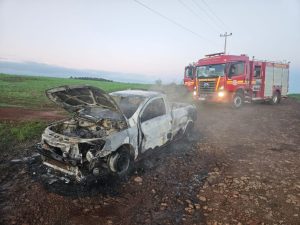 Carro é destruído por incêndio no interior de Espumoso