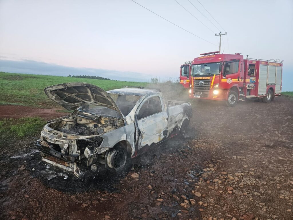 Carro é destruído por incêndio no interior de Espumoso