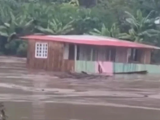 Casa é arrastada por correnteza no Rio das Antas, em Bento Gonçalves