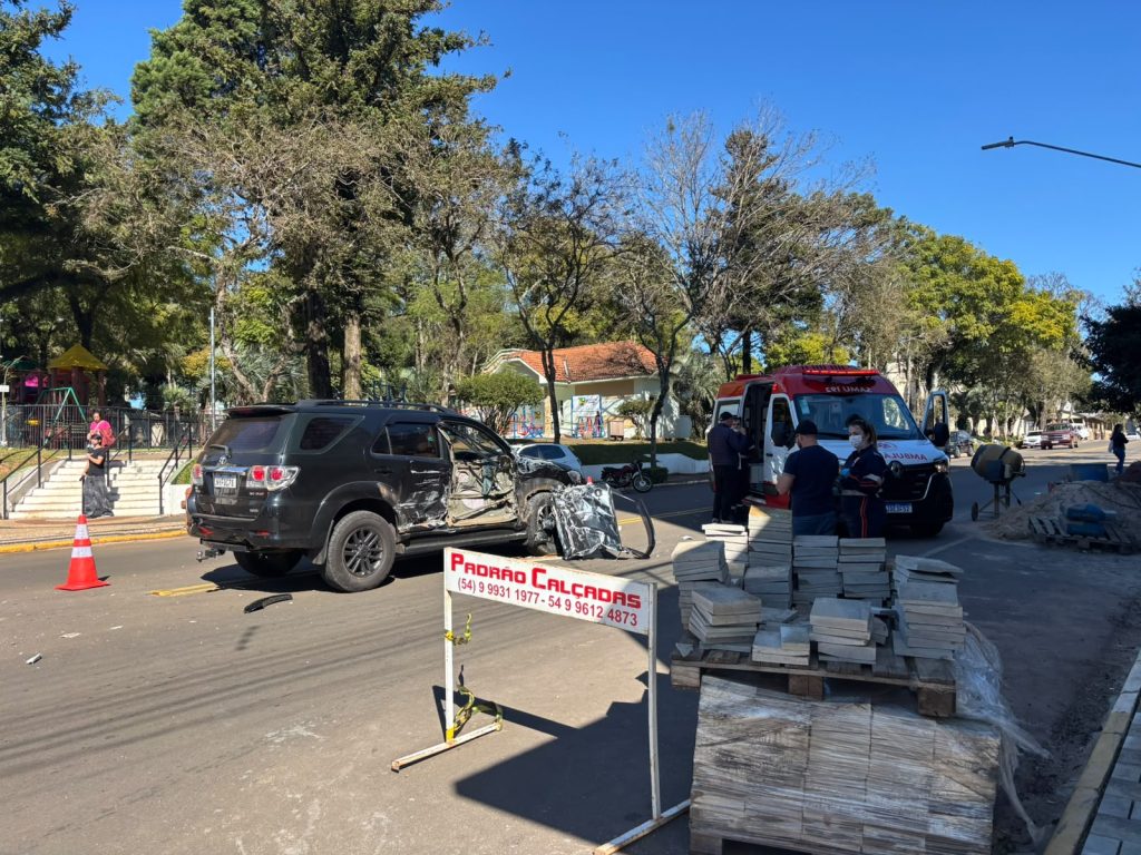 Colisão entre caminhonete e caminhão deixa um ferido no centro de Não-Me-Toque
