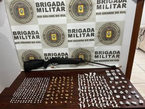Dois homens são presos e um adolescente apreendido por tráfico de drogas em Sarandi