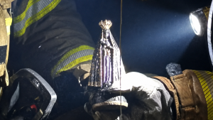 Imagem de Nossa Senhora Aparecida é encontrada intacta após incêndio no RS