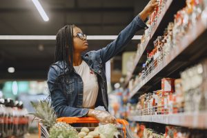Inflação desacelera em junho com queda no preço dos alimentos, aponta IBGE