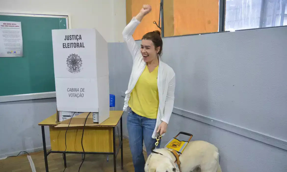 Número de eleitores com deficiência cresce 42% e Justiça Eleitoral amplia estrutura de acessibilidade para as Eleições 2026