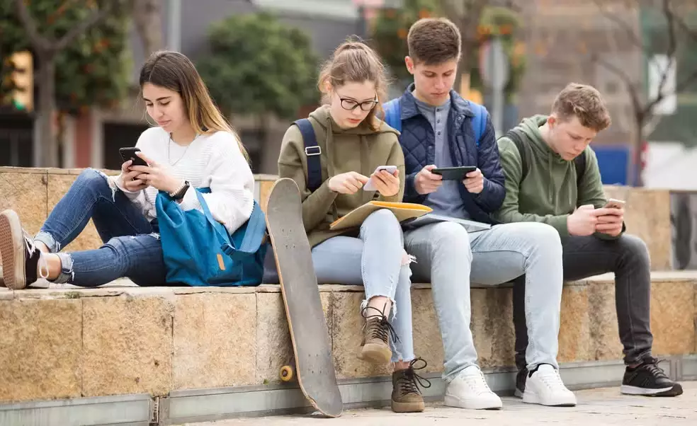 Estudo mostra que reduzir uso das redes sociais melhora sono, concentração e bem-estar de adolescentes
