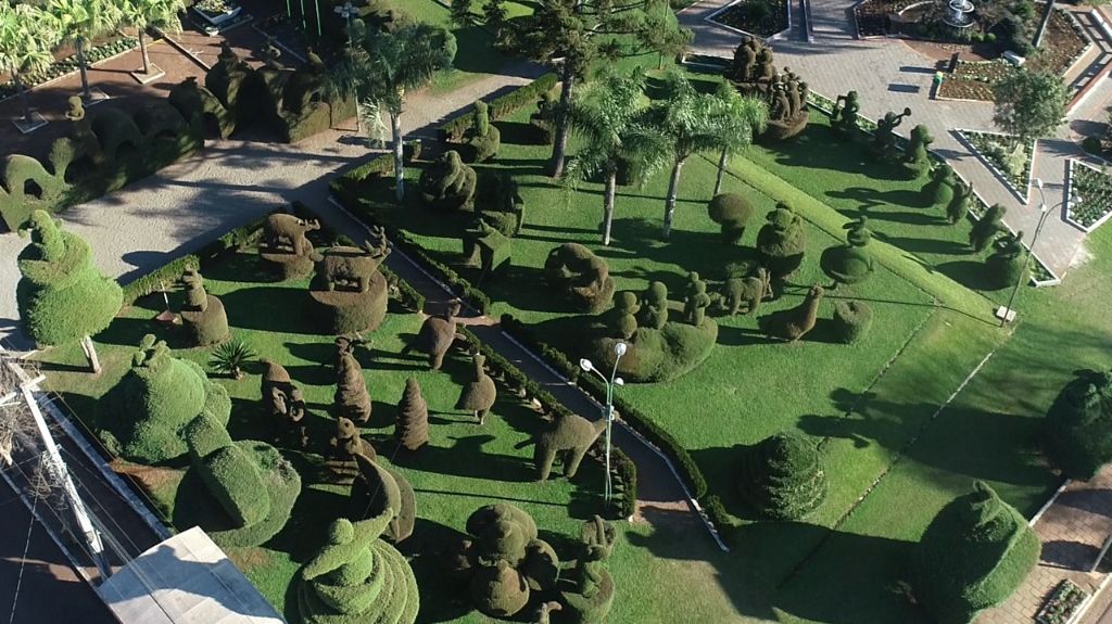 Revitalização da Praça Tancredo Neves avança com novos bancos e brinquedos em Victor Graeff
