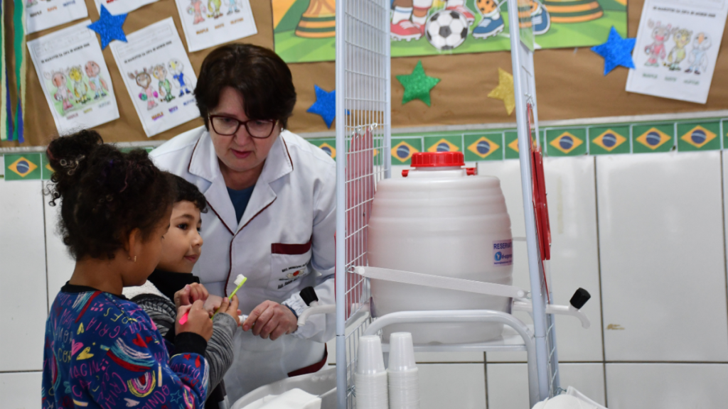 Imagem: Sorrisos saudáveis: alunos recebem orientações sobre saúde bucal