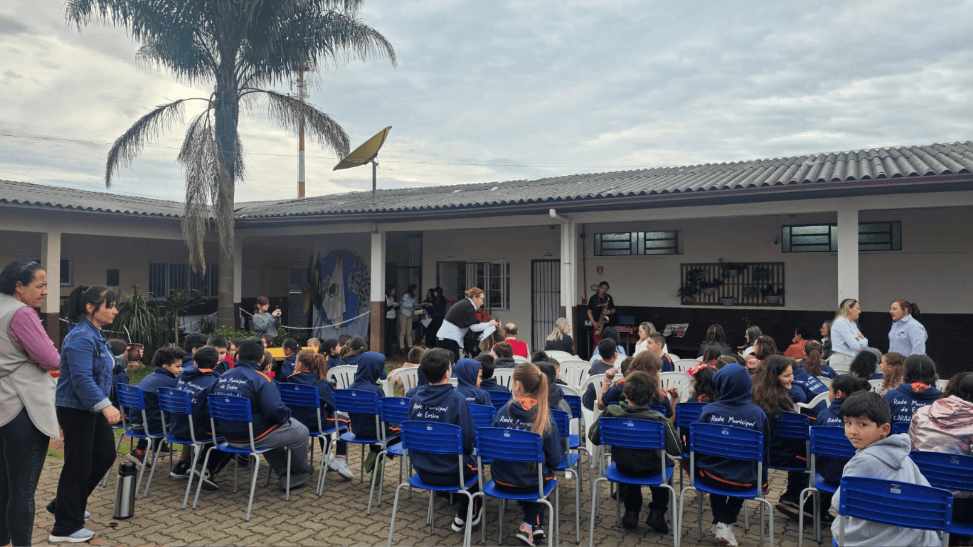 Biblioteca da Escola Presidente João Goulart em Carazinho recebe novo espaço e mais de 100 livros