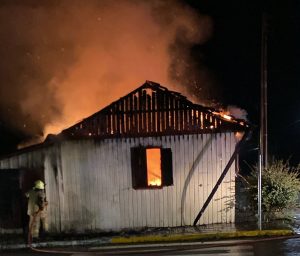 Bombeiros combatem incêndio em residência no Centro de Lagoa dos Três Cantos