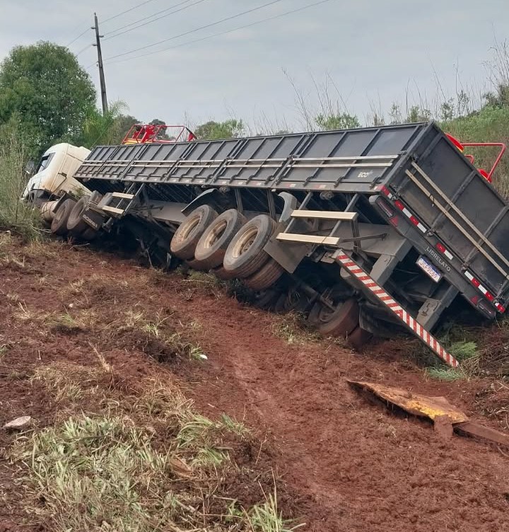 Caminhão sai da pista e fica às margens da rodovia em Tapera