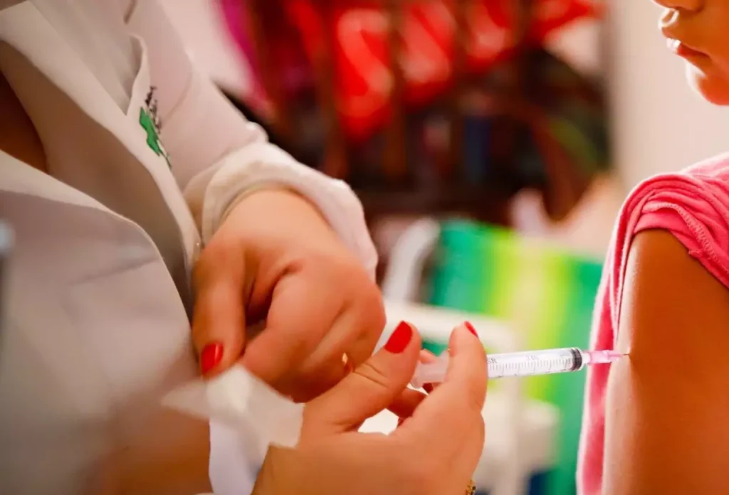 Campanha de multivacinação para menores de 15 anos começa nesta segunda-feira no Brasil