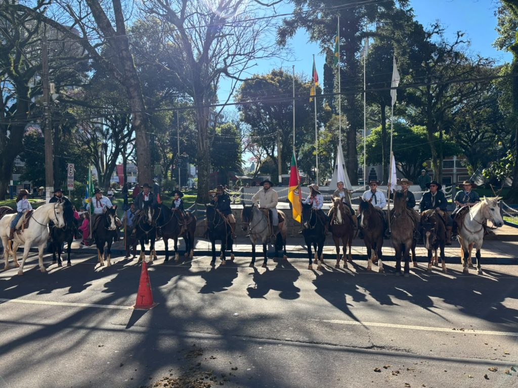 Chama Crioula chega a Carazinho após cavalgada de mais de 300 quilômetros