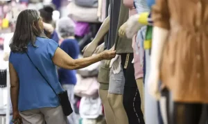 Idosos gaúchos ainda preferem comprar em lojas físicas e pagar em dinheiro, aponta pesquisa
