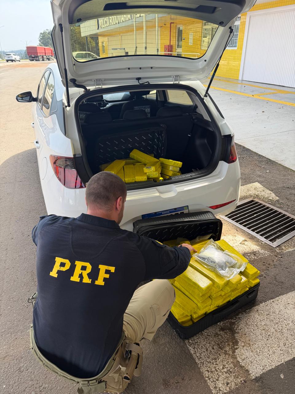 PRF apreende quase 100kg de maconha e prende dupla por tráfico de drogas em Passo Fundo