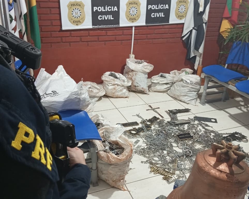 PRF, Polícia Civil e Brigada Militar prendem três homens com objetos furtados de cemitérios em Lajeado