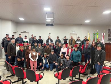 Programa Milho 100% realiza entrega de sementes a agricultores de Lagoa dos Três Cantos