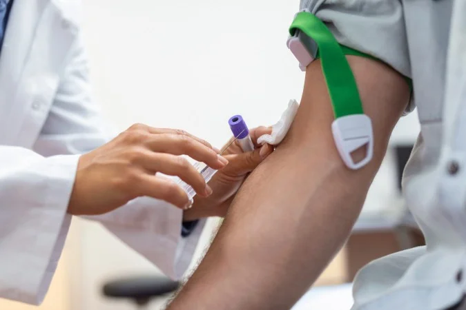 Novo exame de sangue pode detectar Alzheimer de forma menos invasiva