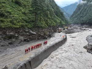 Número de mortos em avalanche no Nepal passa dos 540