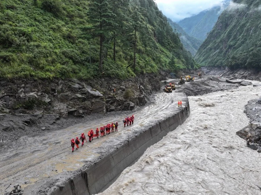 Número de mortos em avalanche no Nepal passa dos 540
