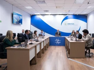 Anvisa aprova abertura de processo para revisar normas da propaganda de alimentos e de medicamentos